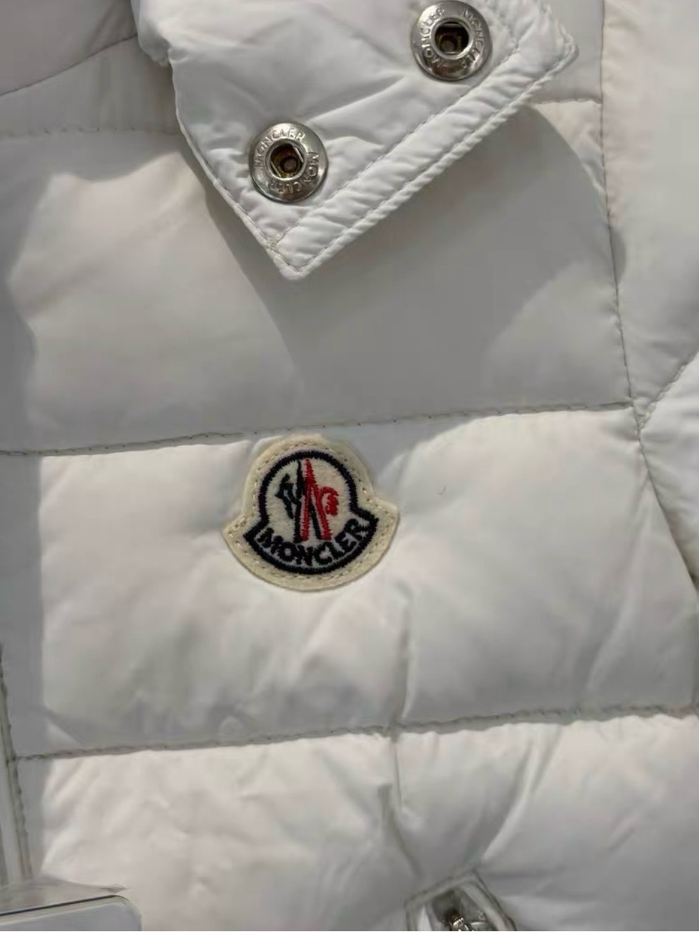 Moncler White Quilted Hooded Puffer Jacket for Kids - Picture 3 of 6